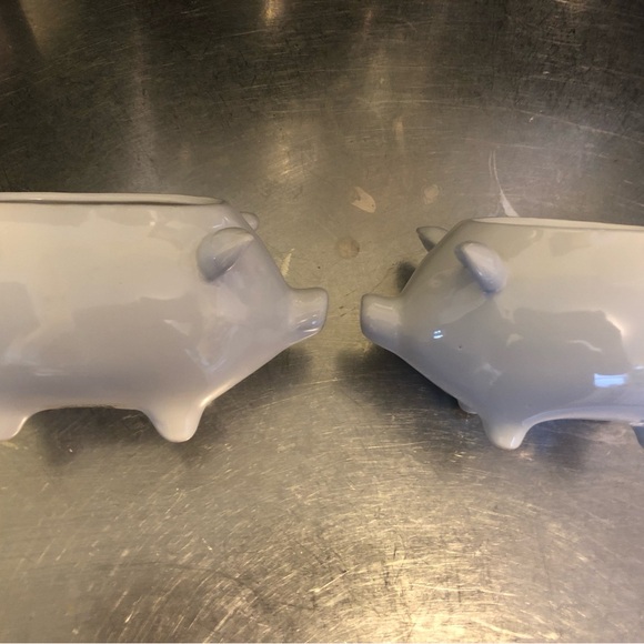 Two White Ceramic Piggy Pots, Pig Shaped Planters, Excellent Condition, Set of 2 - Picture 7 of 12
